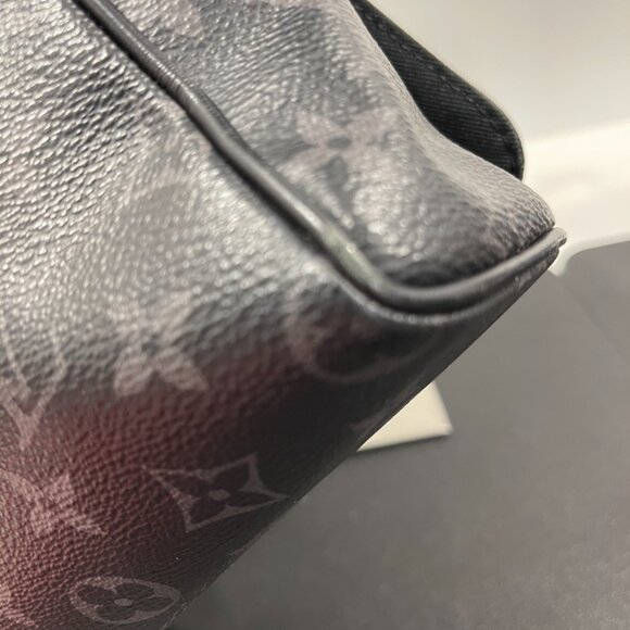 Louis Vuitton District PM Damier Graphite Messenger Bag (144716) - Picture 4 of 16